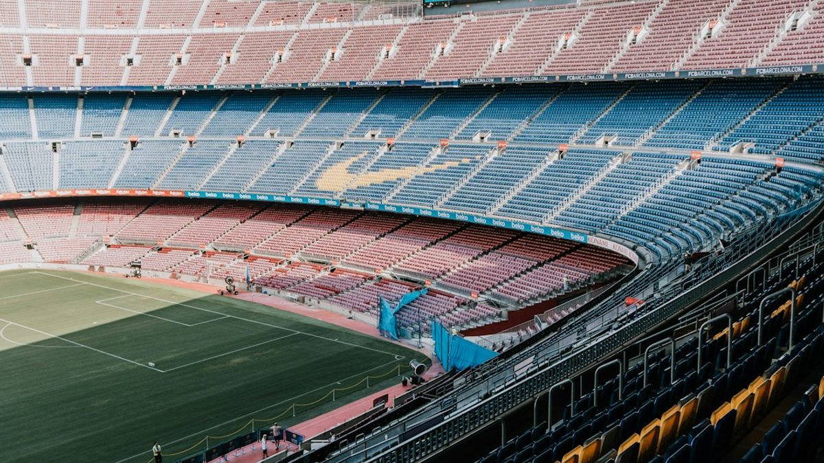 Suporteri FC Barcelona urmărind un meci pe stadionul Camp Nou în timpul zilei